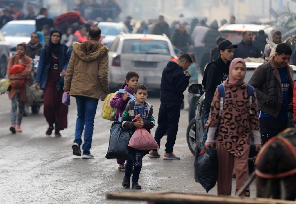 12月1日，在加沙地帶南部城市汗尤尼斯，人們在以軍恢復(fù)軍事行動后逃離家園。新華社發(fā)（亞西爾·庫迪攝）