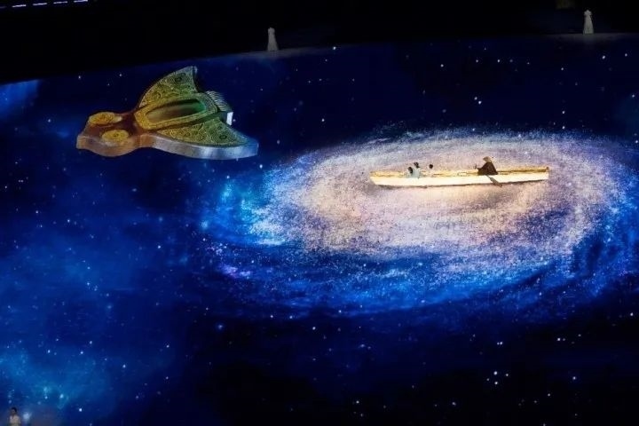 杭州第4屆亞殘運(yùn)會(huì)閉幕式上，吉祥物飛飛幻化回良渚玉鳥(niǎo)的模樣，盤(pán)旋于夜色之中。記者 倪雁強(qiáng) 董旭明 攝