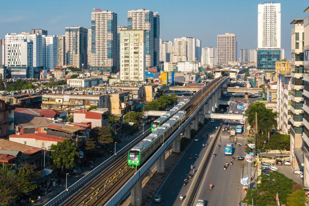 2021年12月1日，在越南首都河內(nèi)，列車在吉靈-河?xùn)|輕軌線上行駛。新華社發(fā)（中鐵六局河內(nèi)輕軌項(xiàng)目部供圖）