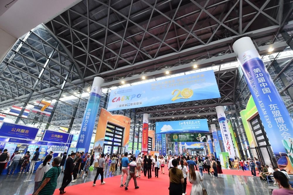 2023年9月18日，參觀者在第二十屆中國(guó)—東盟博覽會(huì)東盟商品展區(qū)選購(gòu)商品。新華社記者 黃孝邦 攝