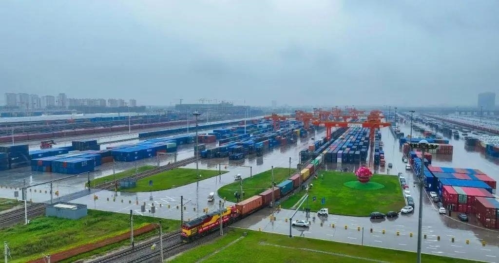 △2023年9月28日，中歐班列長安號第20000列從陜西西安國際港站開出。