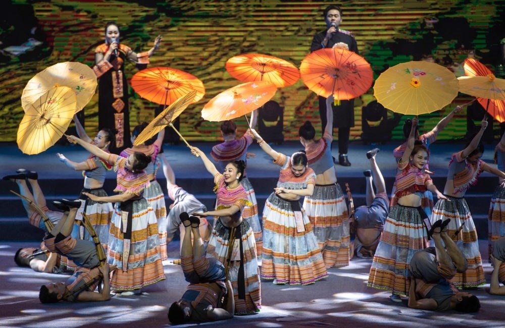 2023年1月18日，以“同心筑厚誼 攜手共發(fā)展”為主題的2023年中越跨國(guó)春節(jié)聯(lián)歡晚會(huì)在云南省紅河哈尼族彝族自治州河口瑤族自治縣舉行，越南老街省民族藝術(shù)歌舞團(tuán)的演員在晚會(huì)上表演歌舞《漂浮在云端的節(jié)日》。新華社記者 胡超 攝
