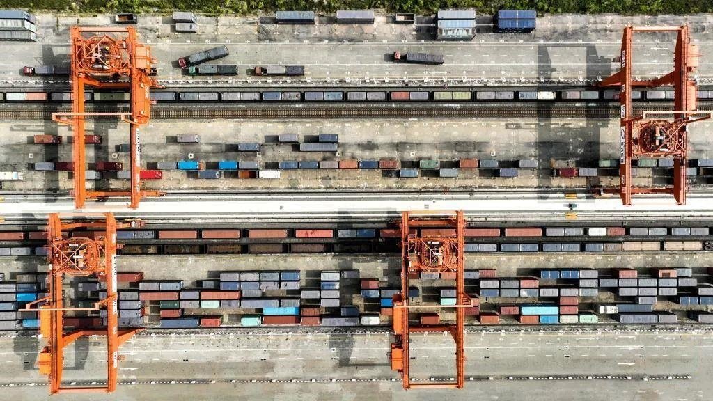 △2023年11月12日，火車在廣西欽州港碼頭裝運集裝箱。