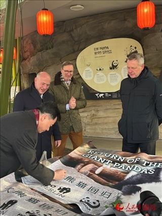 吳墾大使簽名。人民網(wǎng)記者 徐馨攝