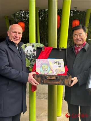 吳墾大使和韋格納市長手捧德國兒童為“夢想”“夢圓”準(zhǔn)備的手繪“送別大禮包”。人民網(wǎng)記者 徐馨攝