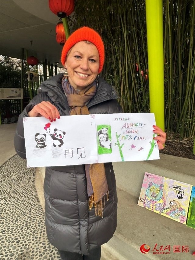 桑德拉和德國小朋友們的作品。右圖寫著“祝福好運(yùn)，再見 Pit和Paule（“夢想”“夢圓”的德語名字）”。人民網(wǎng)記者 徐馨攝