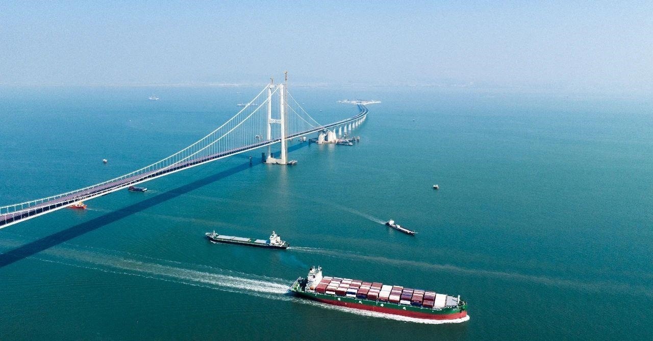 △2023年11月28日，國家重大工程深中通道海底沉管隧道貫通。