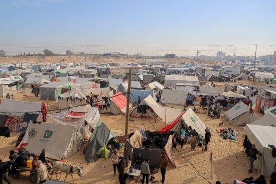  這是12月8日在加沙地帶南部城市拉法拍攝的臨時(shí)營地。新華社發(fā)（里澤克·阿卜杜勒賈瓦德攝）