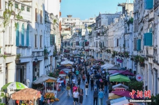 圖為?？隍T樓老街游客如織。 <a target='_blank' href='/' ><p align=