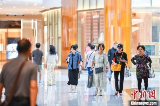 圖為顧客在cdf海口國(guó)際免稅城內(nèi)選購(gòu)商品。<a target='_blank' href='/' ><p align=