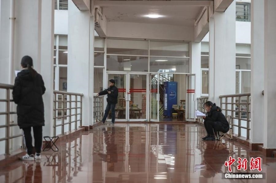 資料圖：幾位考研學(xué)生在南昌大學(xué)教學(xué)樓的天橋上復(fù)習(xí)備考。劉力鑫 攝