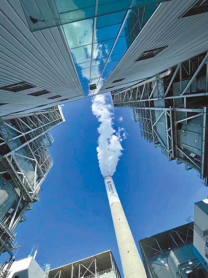  綠色低碳 近日，來自10余個國家的國際青年跟隨“世界青年能源行”活動走進國家能源集團江蘇泰州電廠。作為亞洲最大火電二氧化碳捕集、利用與封存項目，該項目每年可捕集消納二氧化碳50萬噸。 美國籍演員、主持人 史蒂文·韋德斯攝 “走在電廠里，體驗各種高科技，真切感受到中國在清潔能源方面發(fā)展迅速，許多技術(shù)走在了世界前列?！? /></p> <p style=