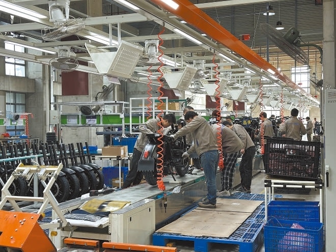  產(chǎn)業(yè)領(lǐng)跑 在長三角一體化發(fā)展格局下，新能源制造業(yè)通過產(chǎn)業(yè)集群協(xié)同發(fā)展，形成現(xiàn)代化產(chǎn)業(yè)體系。圖為位于江蘇常州市的比亞迪工廠內(nèi)，工作人員正在組裝銷往非洲國家的電動摩托車。 拉丁美洲通訊社古巴籍攝影記者 朗尼·洛佩茲（中文名羅帥）攝