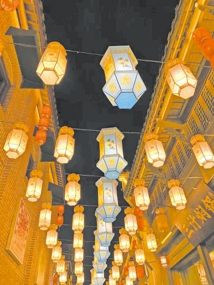  古城新韻 位于安徽安慶市安慶古城的倒扒獅歷史文化街區(qū)依江而建，在保留歷史建筑的同時，引入產(chǎn)業(yè)新業(yè)態(tài)，激發(fā)歷史文化街區(qū)活力，吸引了眾多游客前來游玩。 韓國籍視頻博主 金峻范攝