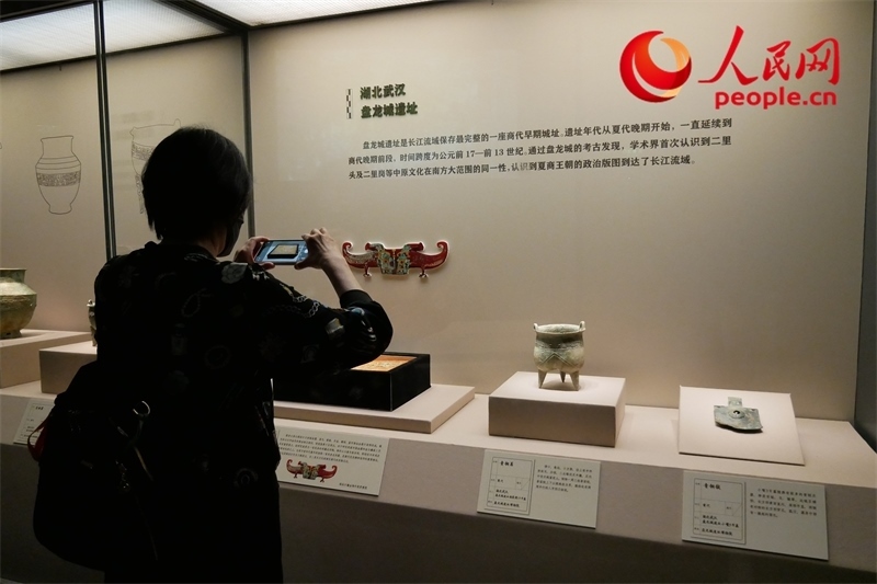 今年9月，觀眾正在參觀“鑒往知遠(yuǎn)——新時(shí)代考古成果展”。人民網(wǎng)記者 韋衍行攝