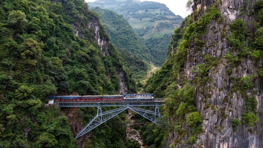 2023年6月20日，一列火車駛過(guò)人字橋。