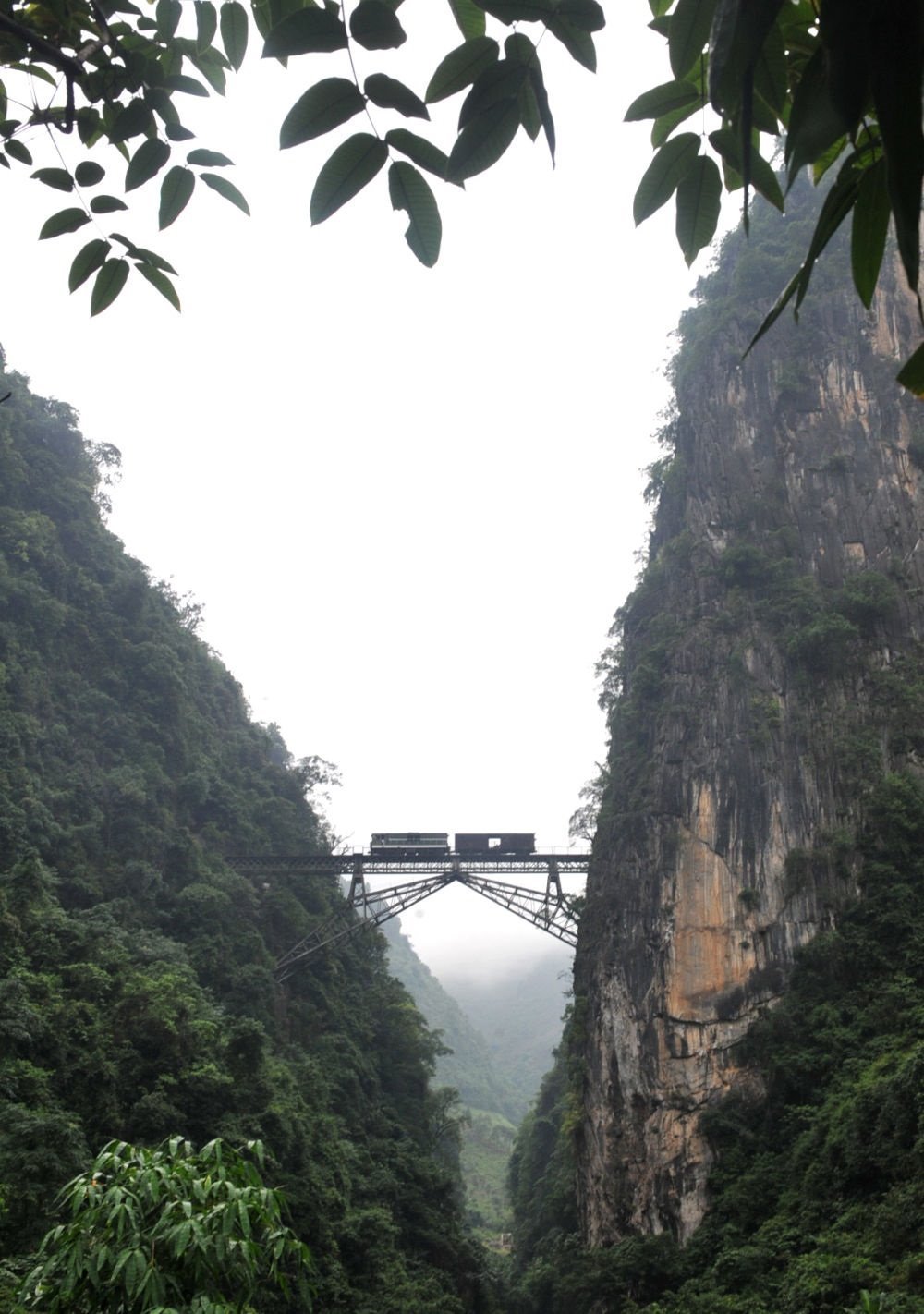 2009年6月1日，一列小火車從人字橋上通過(guò)。