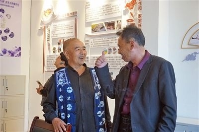  在大理州古生村訴訟服務站內(nèi)，全國人大代表樊九平為“阿鵬調解員”點贊。