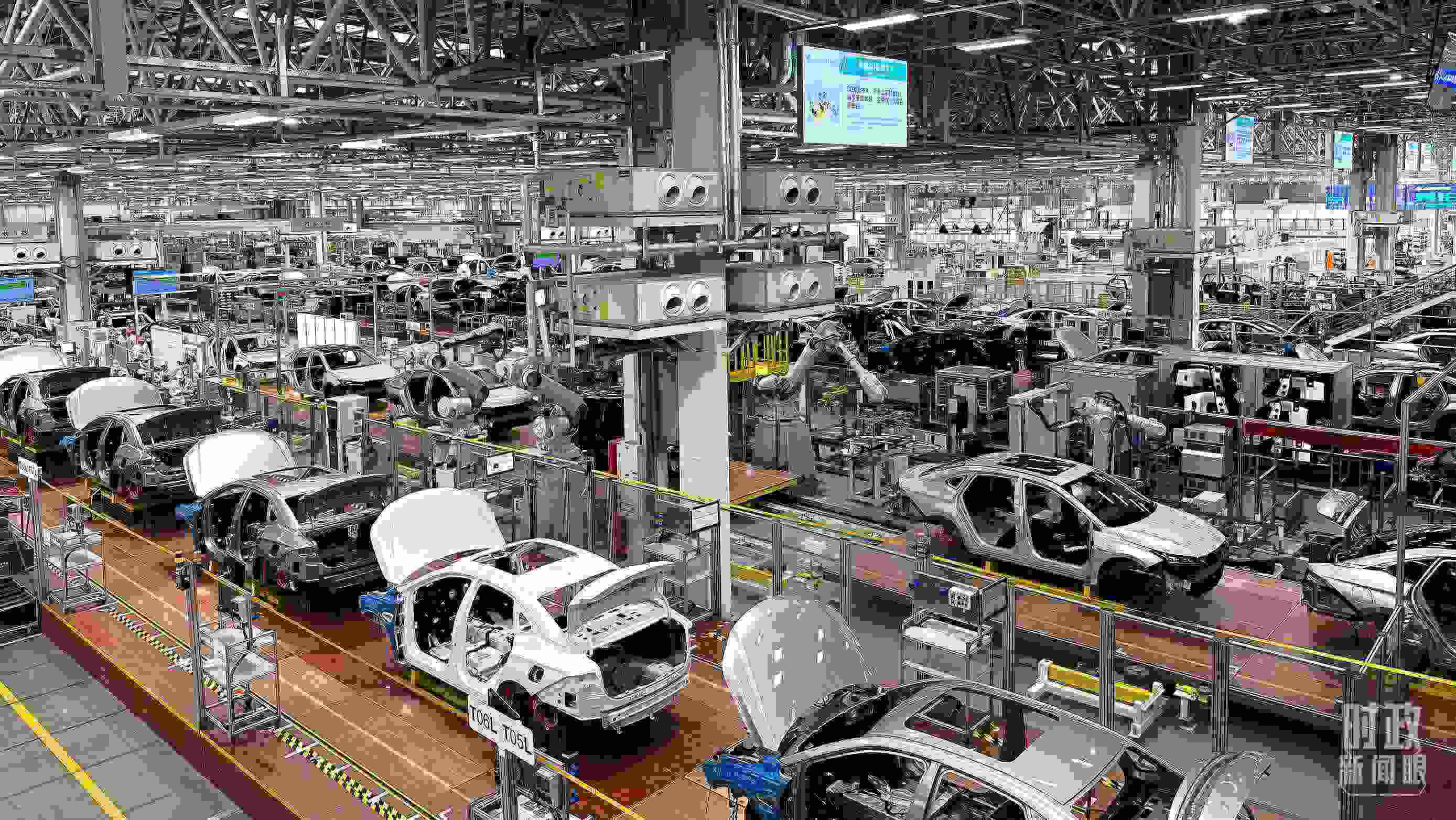 △廣汽埃安總裝車間智能生產(chǎn)線展示。（總臺央視記者趙化拍攝）