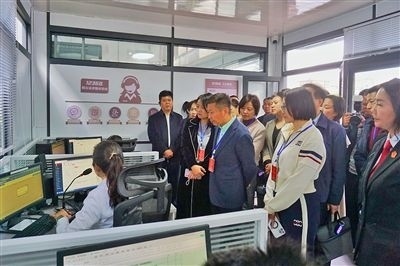  在昆明中院訴前調解工作室內(nèi)，代表們觀摩法官線上調解。