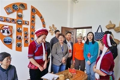  在大理法院喜洲法庭，代表們與“金花調解員”共同探討民族特色調解工作方法。