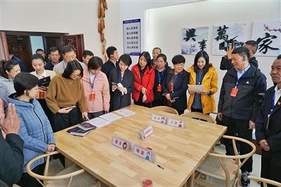  在劍川法院家事調解室內(nèi)，該院制作的《離婚證明書》引起了代表們的關注。