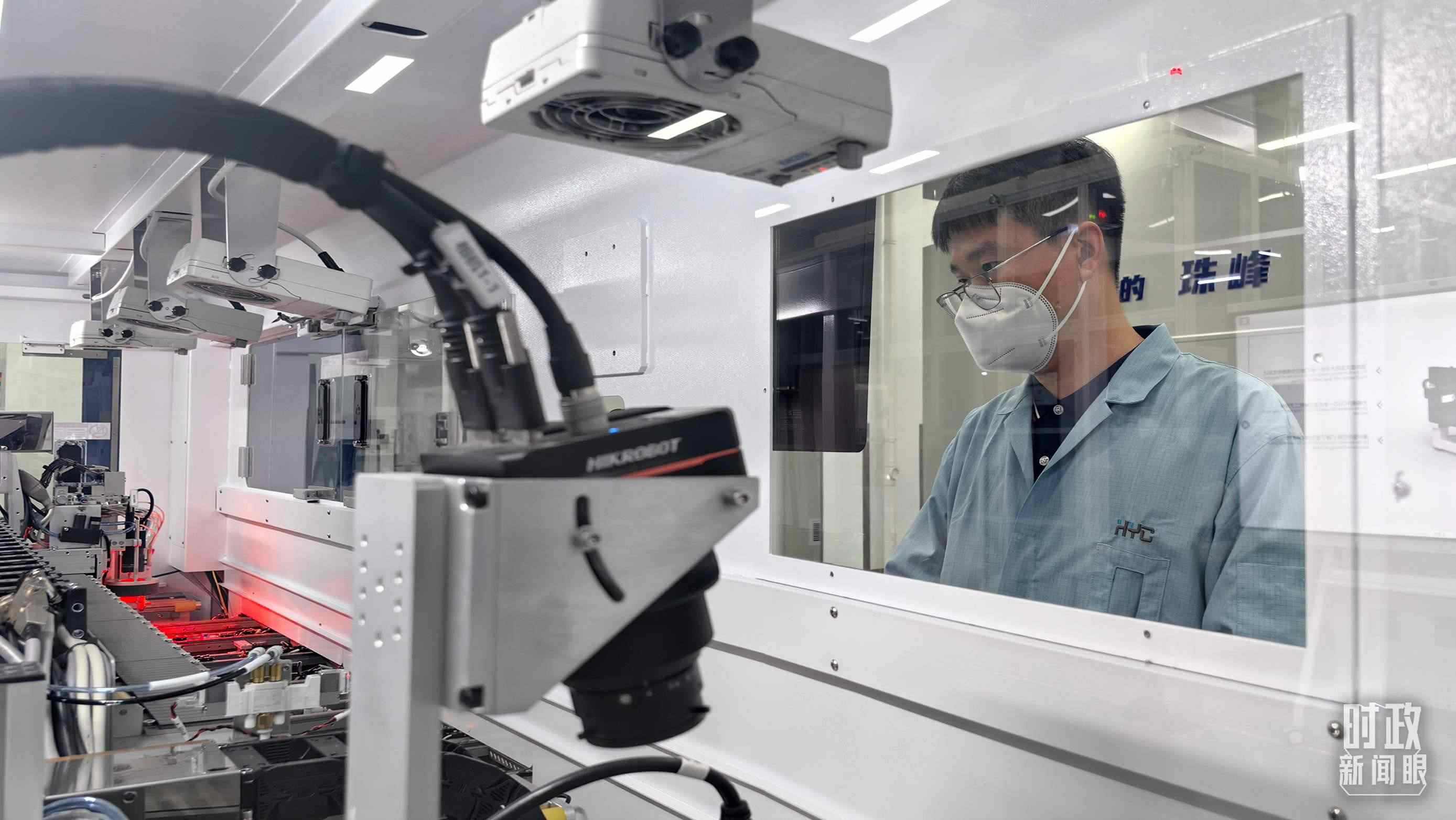 △蘇州華興源創(chuàng)科技股份有限公司員工正在研發(fā)車間內(nèi)進行芯片測試。（總臺央廣記者潘毅拍攝）