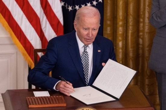 10月30日，美國總統(tǒng)拜登在華盛頓白宮簽署人工智能監(jiān)管行政令。新華社發(fā)（亞倫攝）