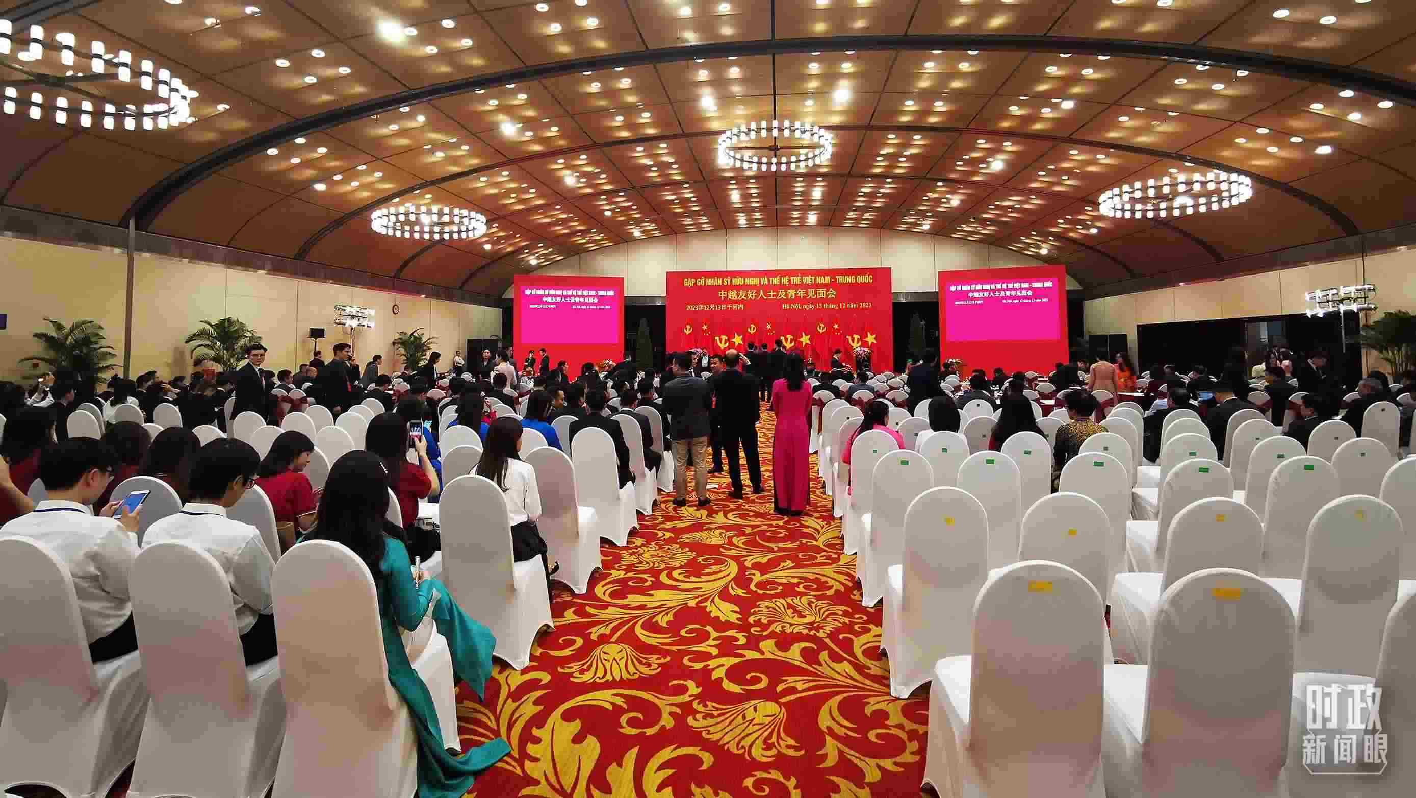 △習(xí)近平出席中越友好人士及青年見(jiàn)面會(huì)。這是見(jiàn)面會(huì)開(kāi)始前的場(chǎng)景。（總臺(tái)央視記者荊偉拍攝）