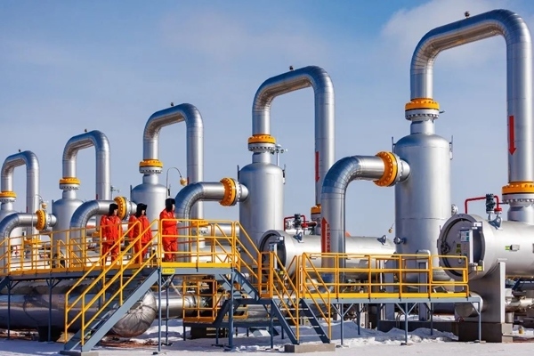 中俄東線天然氣管道黑河首站工作人員正在巡檢。受訪者供圖