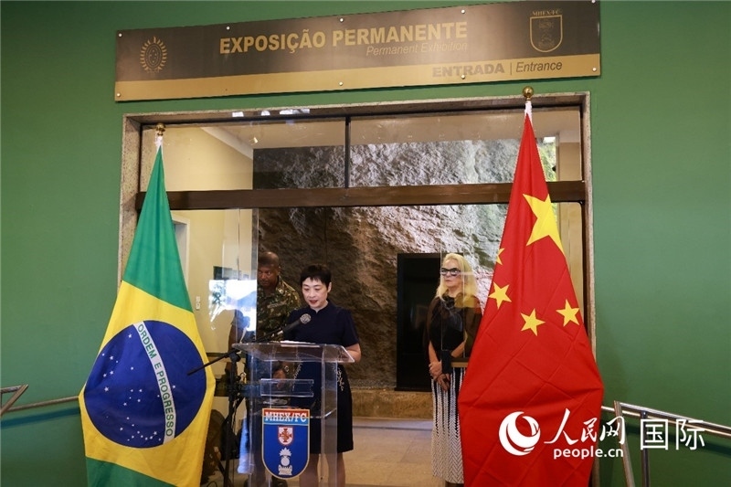 中國駐里約總領事田敏在攝影展開幕式上致辭。 人民網(wǎng)記者 陳海琪攝