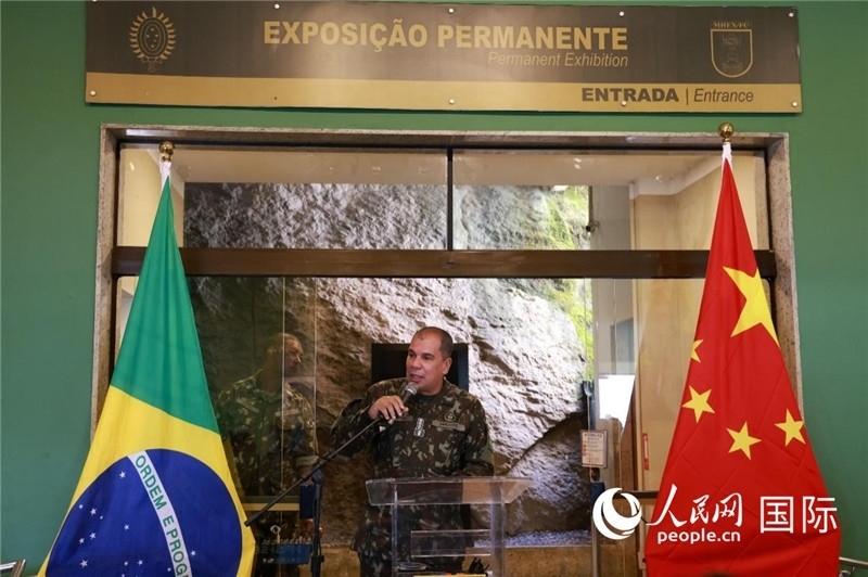 科帕卡瓦納要塞司令亞歷山大·羅伯托在攝影展開幕式上致辭。 人民網(wǎng)記者 陳海琪攝