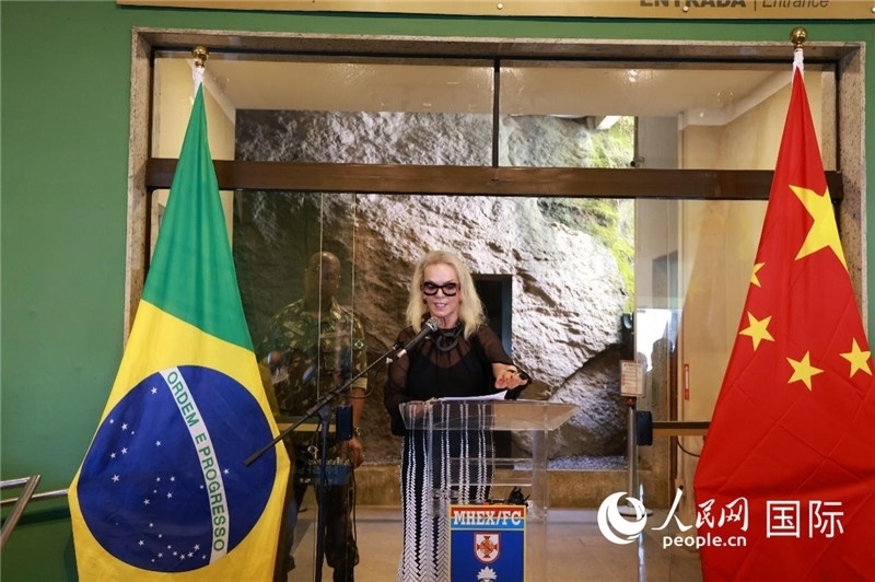 山河文化促進中心執(zhí)行總裁瑪西婭·梅爾基奧爾在攝影展開幕式上致辭。 人民網(wǎng)記者 陳海琪攝