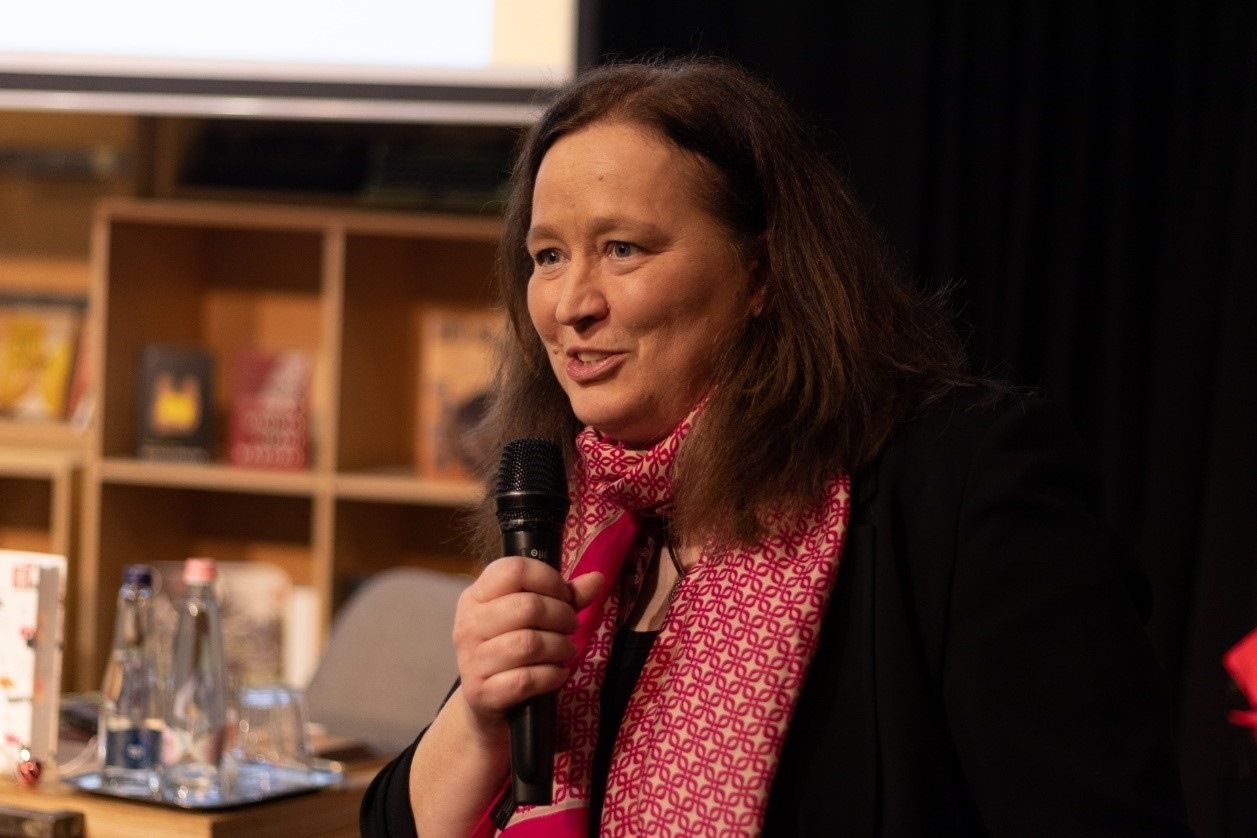 本書譯者宗博莉·克拉拉主持讀書分享會(huì)。摩爾多瓦尼·巴爾納巴斯攝