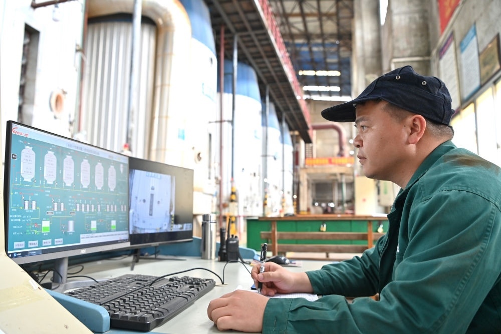 12月12日，工作人員在廣西來(lái)賓小平陽(yáng)湘桂制糖有限公司監(jiān)控蒸發(fā)系統(tǒng)。