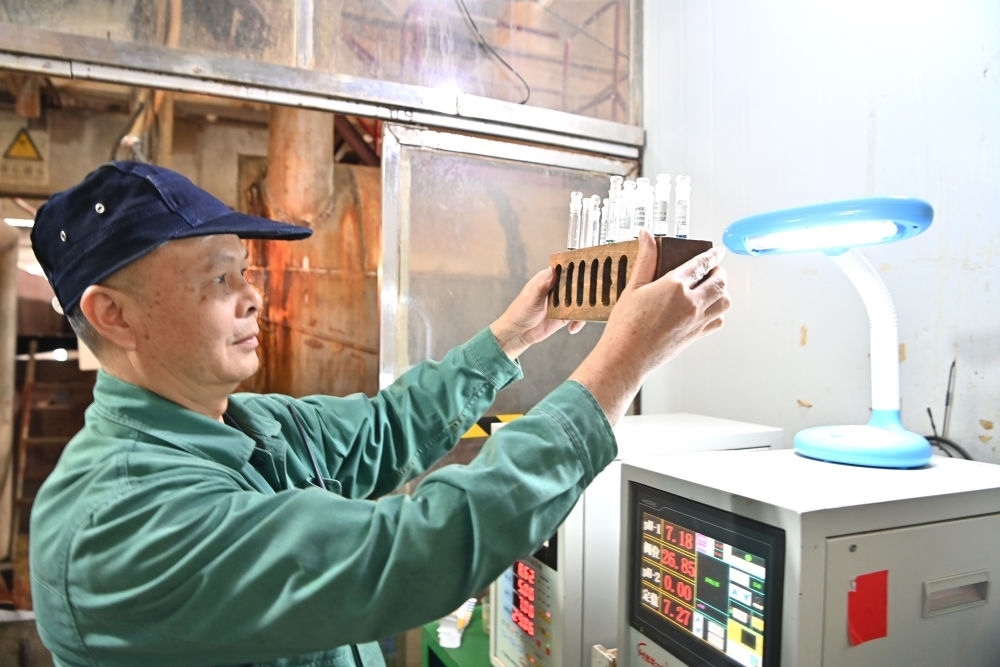 12月12日，廣西來(lái)賓小平陽(yáng)湘桂制糖有限公司的工作人員在檢測(cè)糖漿樣品。