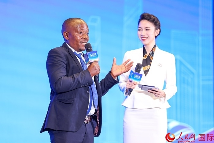 來自烏干達坎帕拉—恩德培機場高速公路項目的赫爾曼（左）被評為中國交建共建“一帶一路”最美外籍建設者之一。人民網記者 趙益普攝