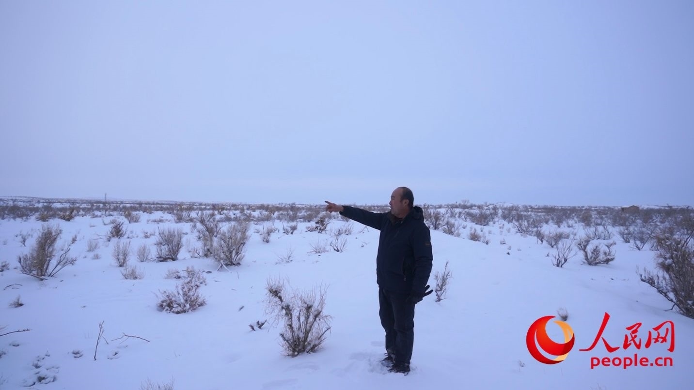 馬曉華向采訪團(tuán)介紹林場情況。人民網(wǎng) 周靜圓攝