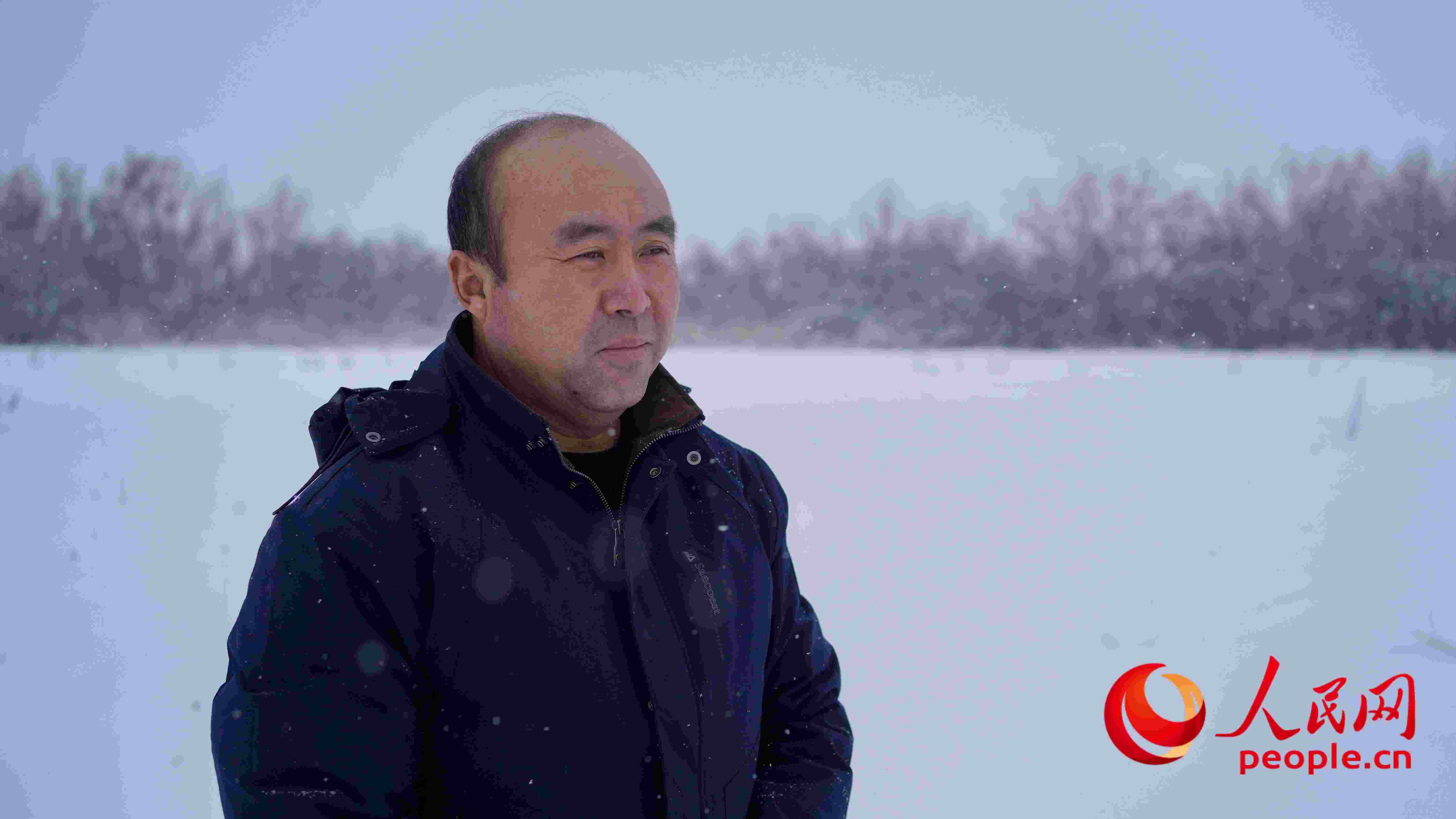 馬曉華回憶當(dāng)年和父親一起種樹的情形，滿是懷念。人民網(wǎng) 周靜圓攝