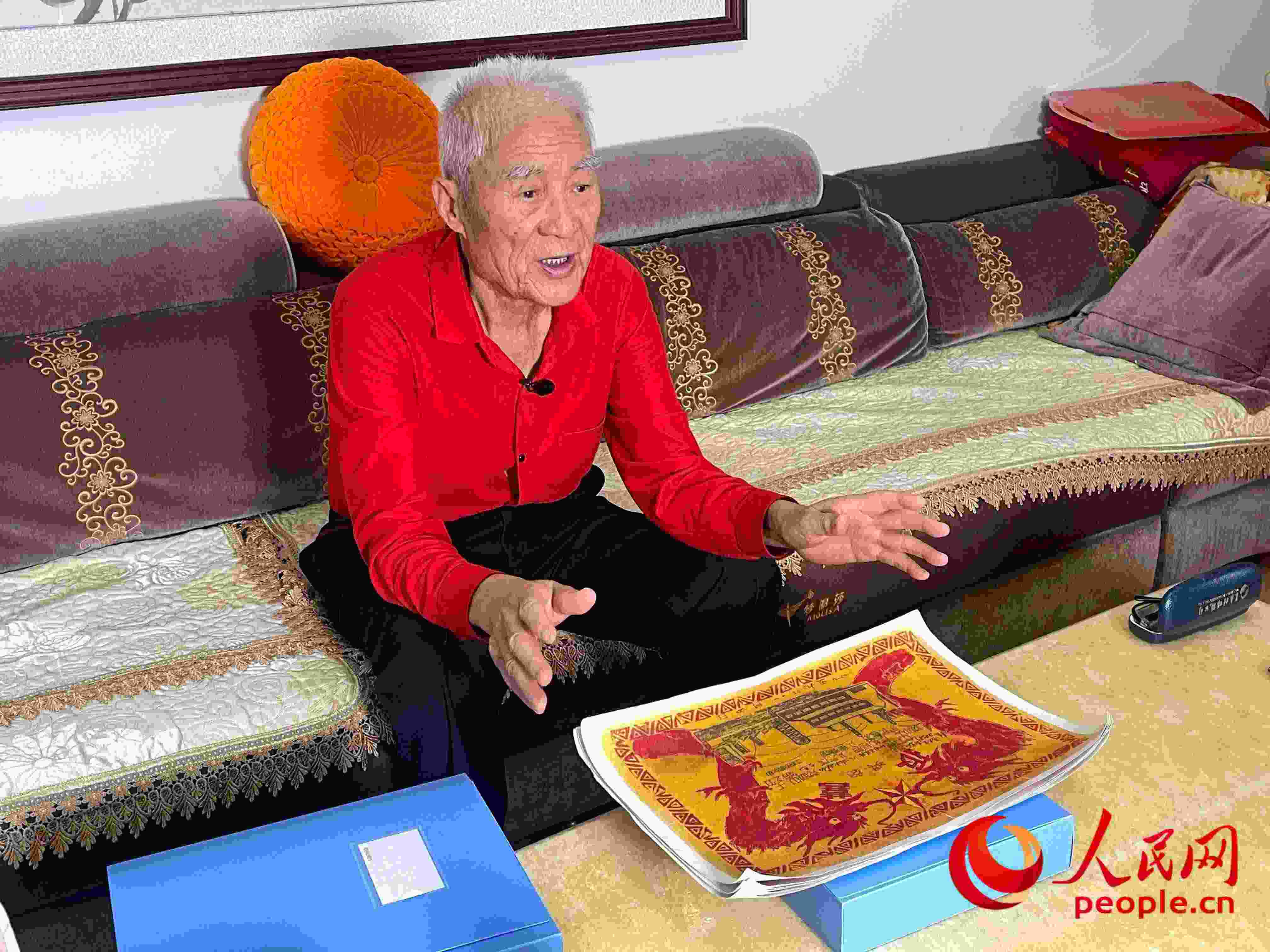 馬太生向采訪團(tuán)講述自己獲得獎(jiǎng)狀的經(jīng)歷。人民網(wǎng) 周靜圓攝