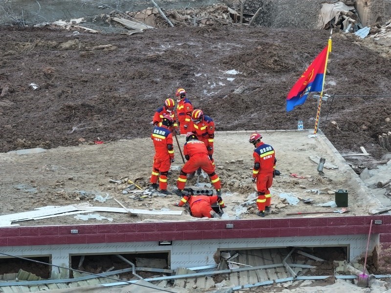 救援人員在現(xiàn)場。賀勇攝。