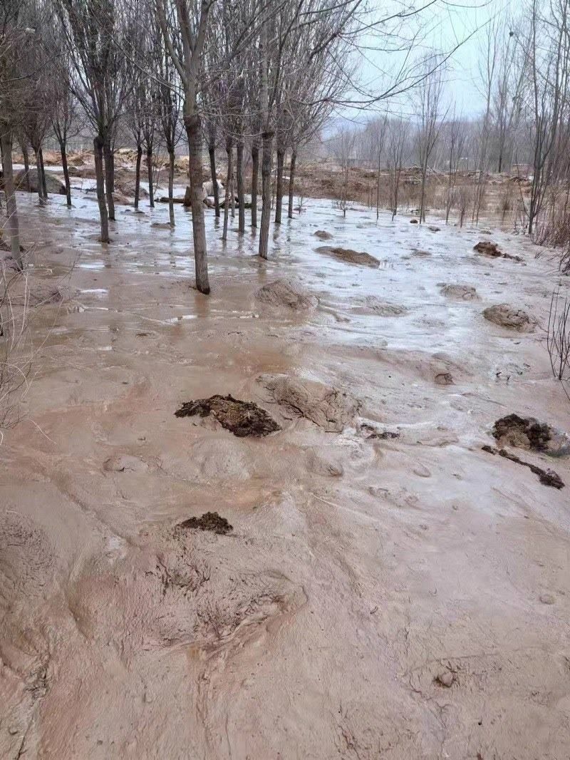 次生災(zāi)害襲擊過的村落。喬棟攝。