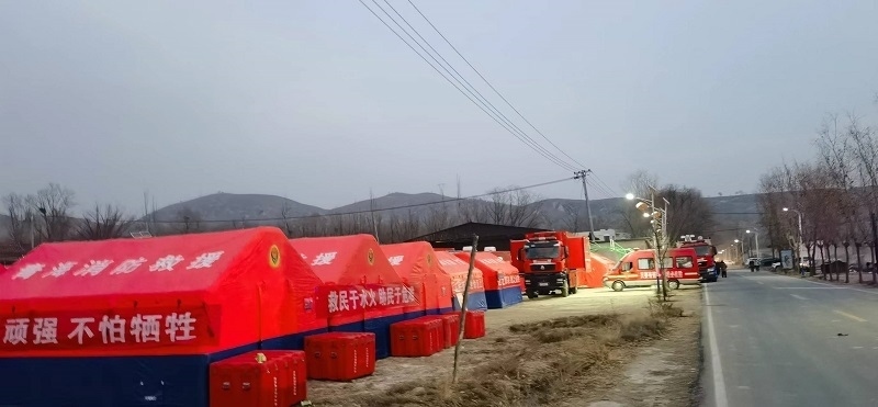 救災(zāi)隊員現(xiàn)場扎起了帳篷。王梅攝。