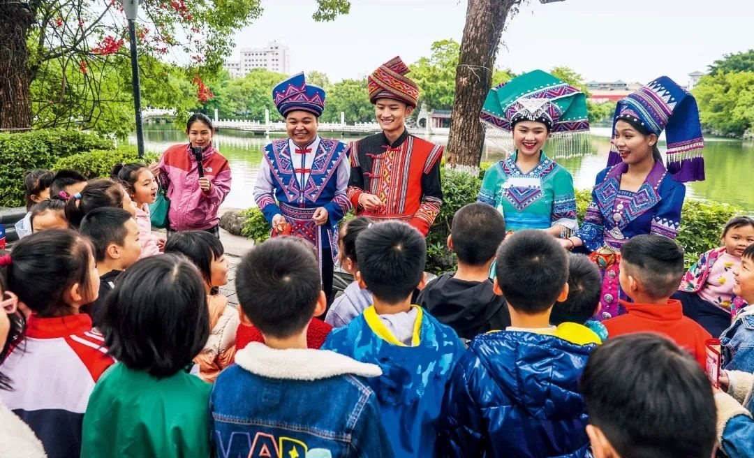 2023年4月25日，廣西桂林，“網(wǎng)絡(luò)法治宣傳一條街”在榕湖景區(qū)古南門“開街”，身穿民族服裝的工作人員演唱山歌向青少年普及網(wǎng)絡(luò)法治知識。