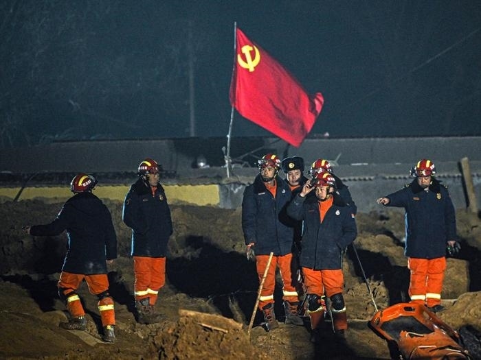 2023年12月21日，救援隊員在青海省海東市民和回族土族自治縣中川鄉(xiāng)金田村現(xiàn)場救援。新華社記者 張龍 攝