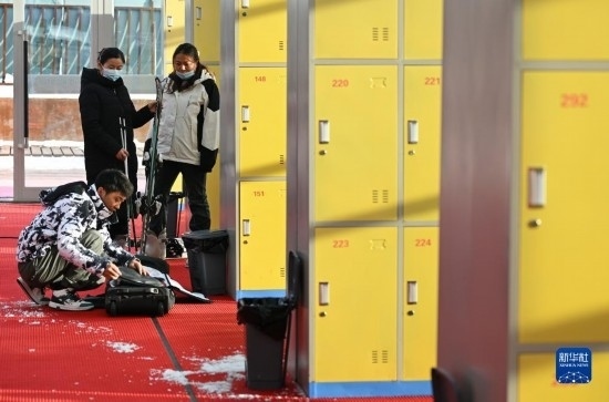 12月21日，游客在滑雪服務(wù)大廳整理滑雪裝備。