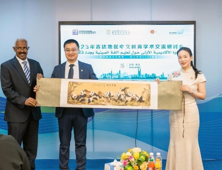 主辦方向與會(huì)代表贈(zèng)送書畫作品。主辦方供圖