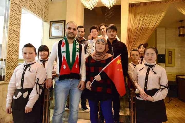 穆罕奈德夫婦與餐廳員工合影。共享聯(lián)盟·義烏 呂斌 攝