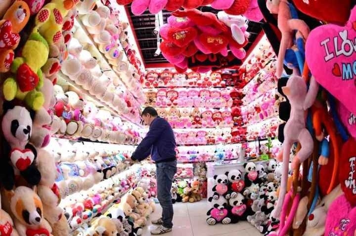 商戶在店鋪內整理毛絨玩具。共享聯(lián)盟·義烏 呂斌 攝