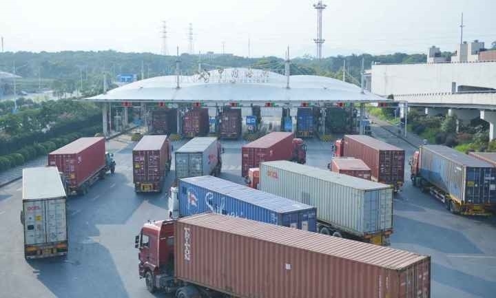 義烏海關排隊等待出關的車輛。共享聯(lián)盟·義烏 吳峰宇 攝